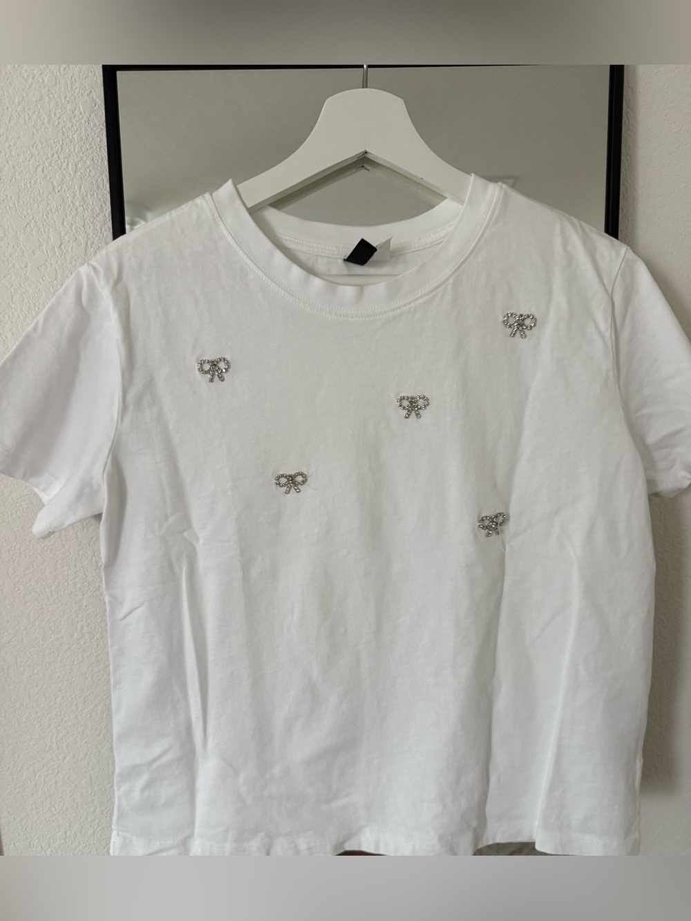 H&M size M Women White Embellished Bow Tee